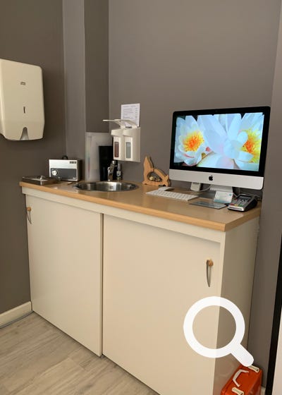 afbeelding van wasbak en computer