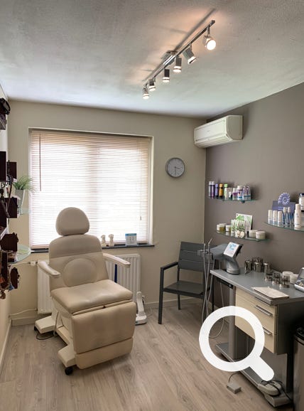 afbeelding van pedicureruimte en behandelstoel.